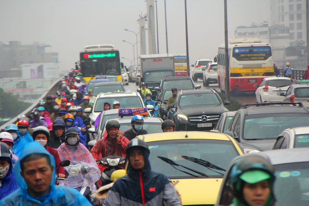 Hà Nội mù mịt, tắc cứng trong mưa phùn